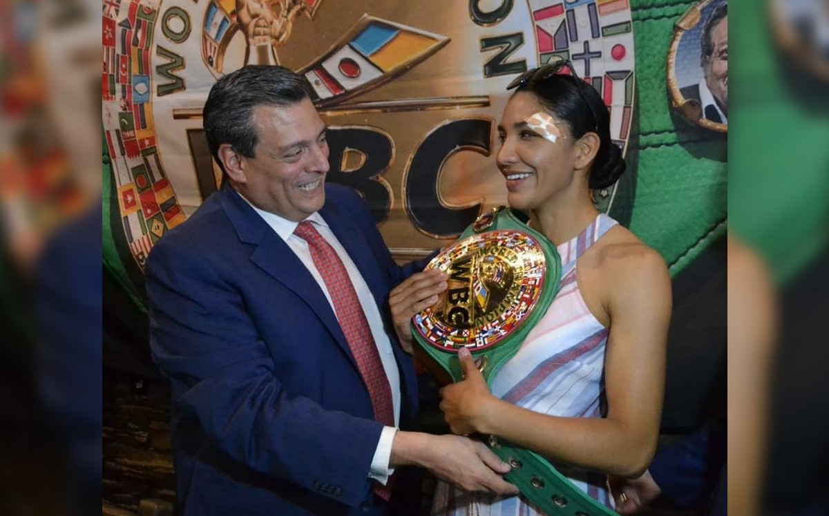 Mauricio Sulaimán felicita a 'Cobrita' Luna. (especial)
