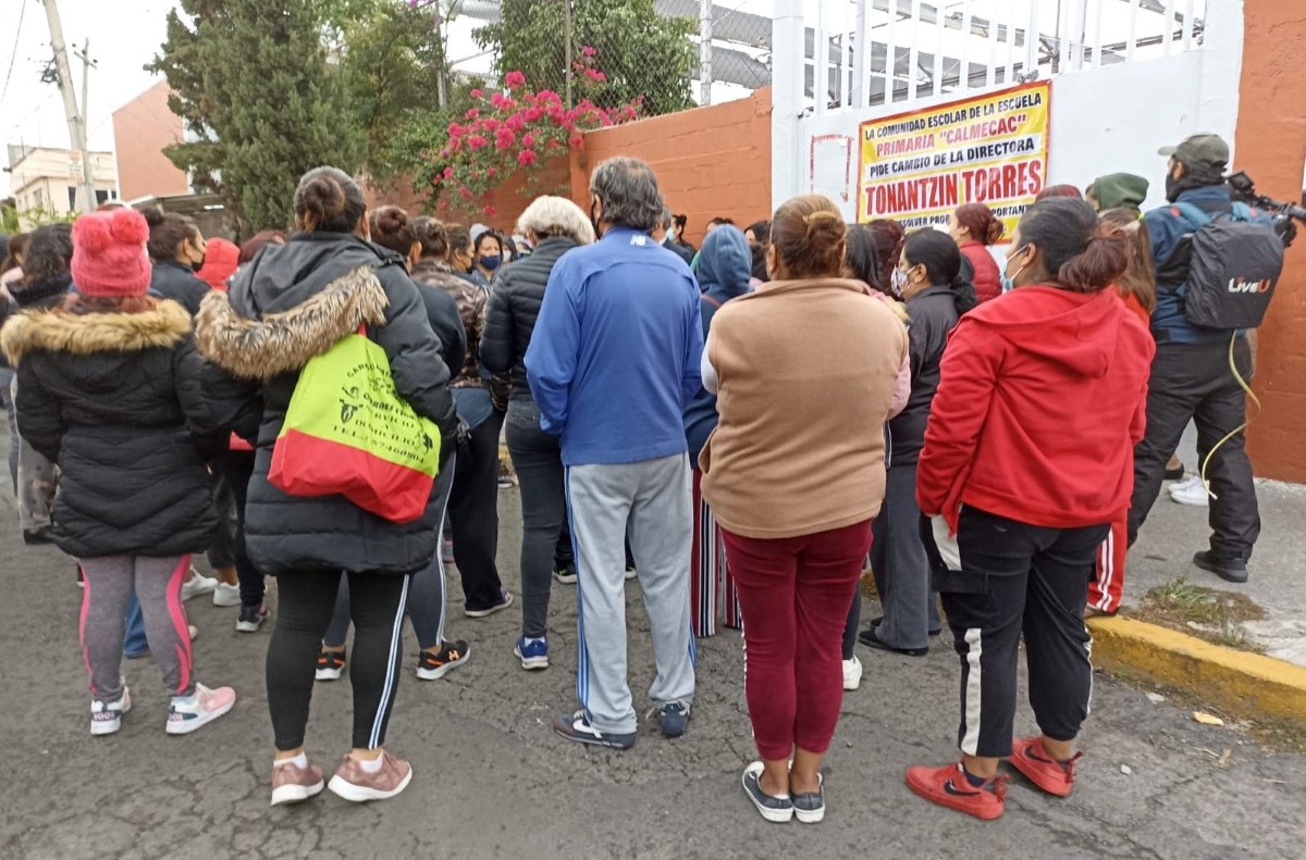 Los padres de familia mostraron fotografías de los estudiante que presuntamente llevan navajas.| Enrique Luna