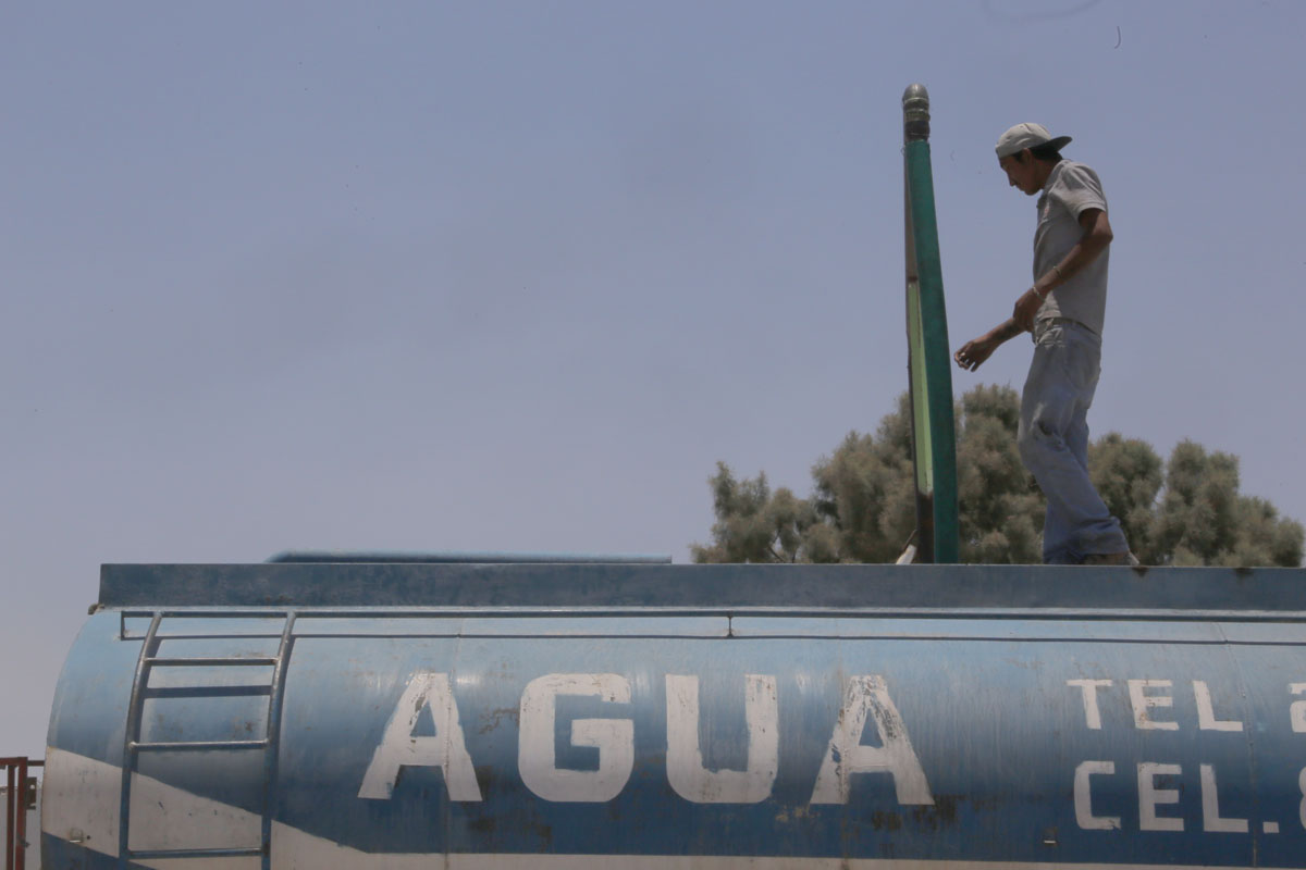 Una pipa de 10 mil litros de agua está en 850 pesos, hay hoteles que tienen que adquirir pipas todos los días o cada tercer día. | Archivo