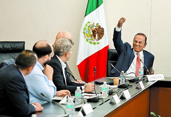 El político liberado levanta el puño para saludar a legisladores que lo recibieron. Javier Ríos