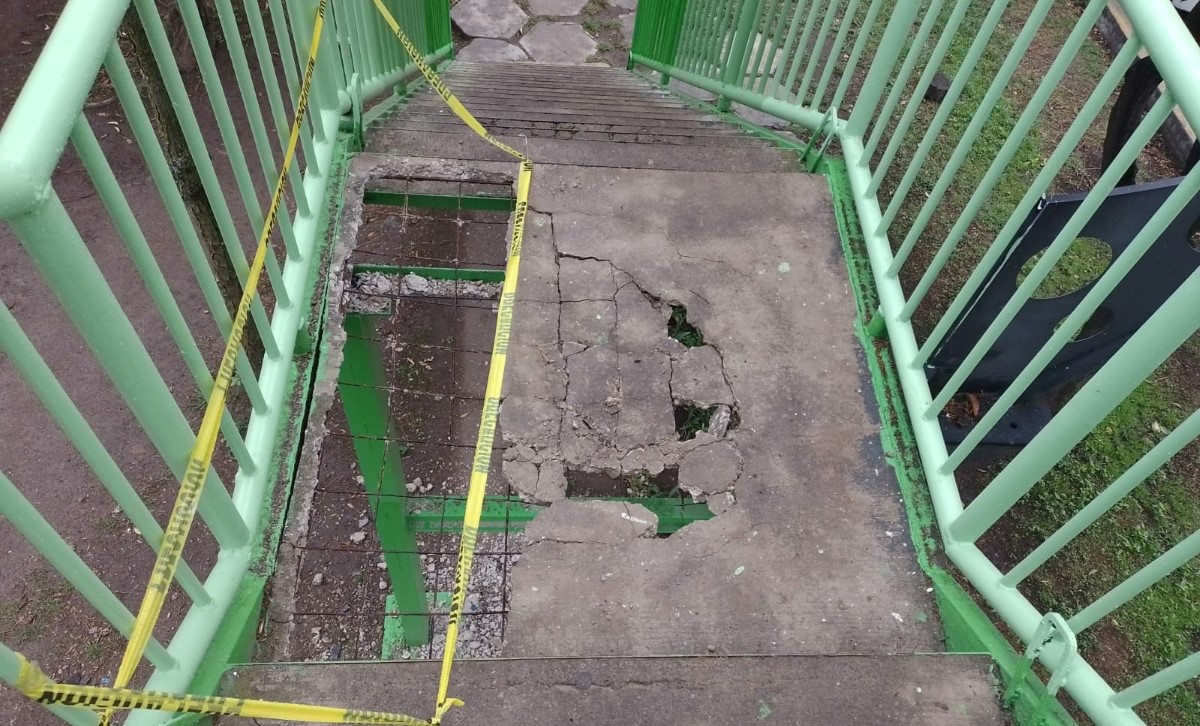 El puente tiene varillas descubiertas y faltan pedazos de concreto. | Enrique Luna