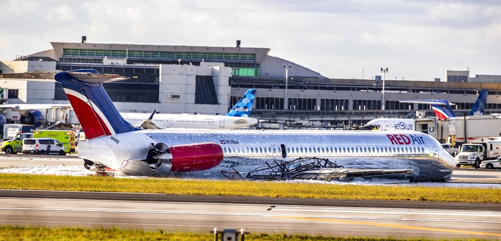 Avión de Red Air que quedó incendiado en el aeropuerto de Miami. (AP)