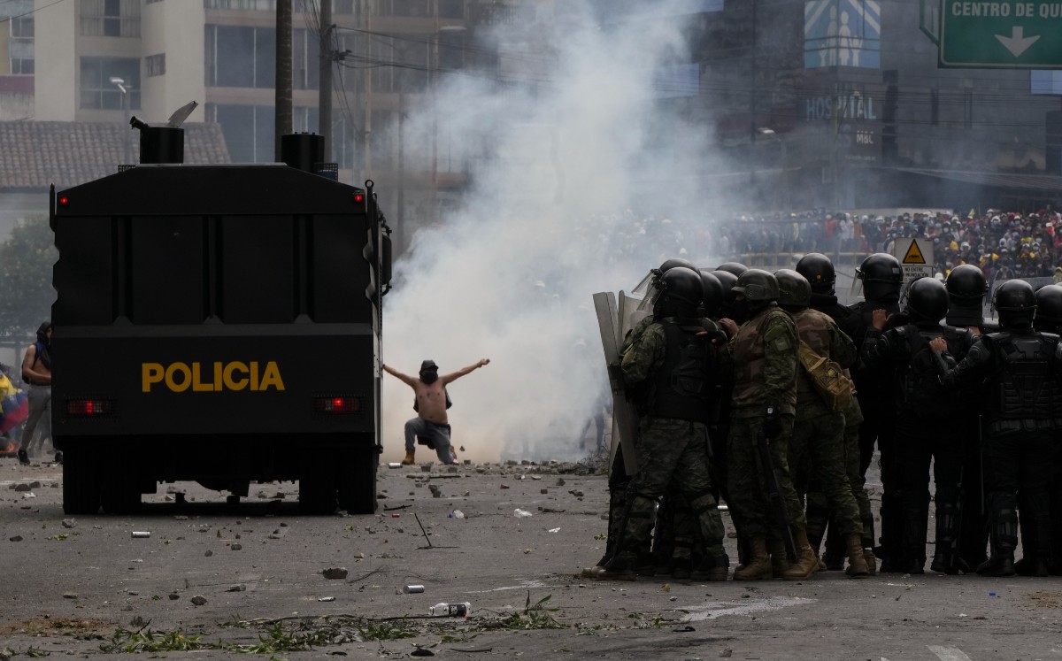 Enfrentamiento entre manifestantes y policías en Ecuador | AP