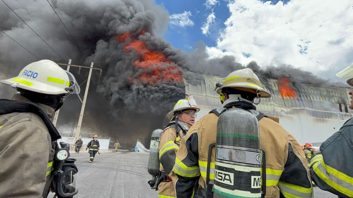 Incendio en empresa de Tlaquepaque es combatido por bomberos (Especial)
