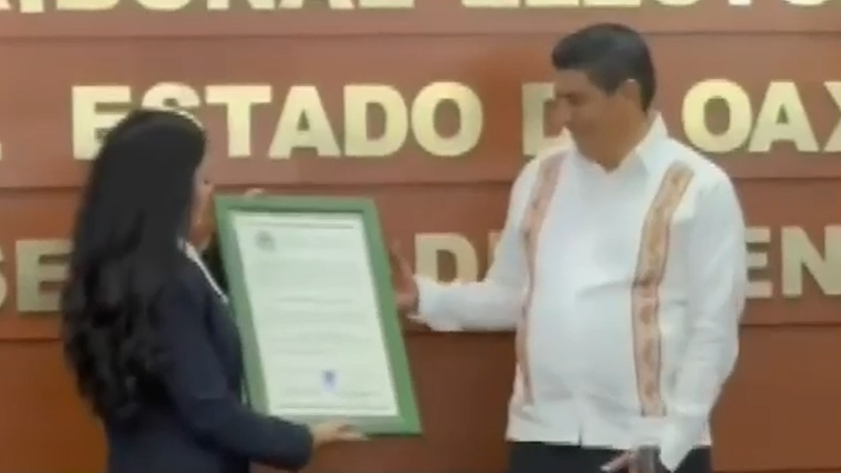 Salomón Jara recibe constancia de mayoría como gobernador electo de Oaxaca