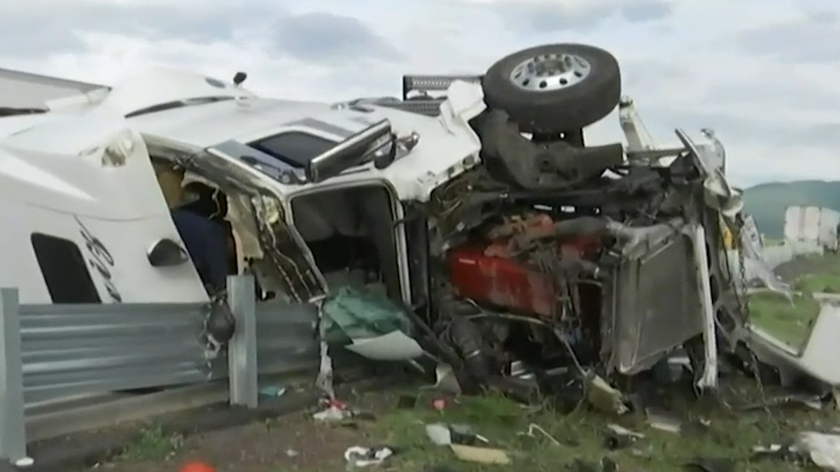 Vuelca tráiler de carga en autopista Guadalajara-Morelia