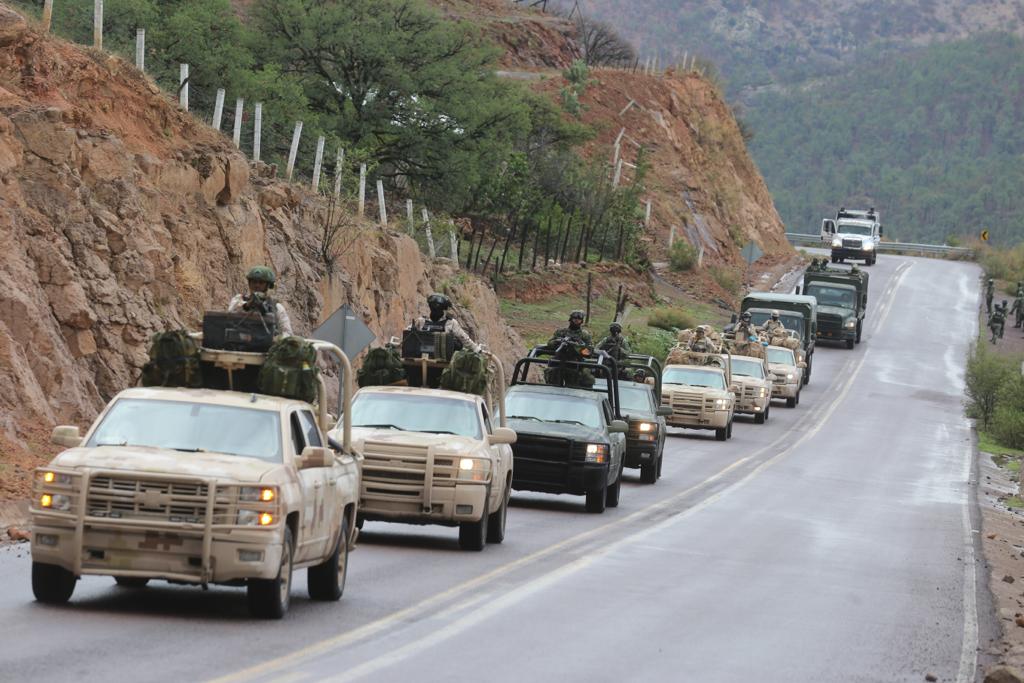 Una decena de vehículos del Ejército legó al poblado de Cerocahui. (Jorge Carballo)