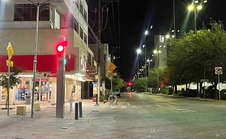 Los detenidos robaron de la tienda dos botellas, una de whisky y la otra de ron. | Especial