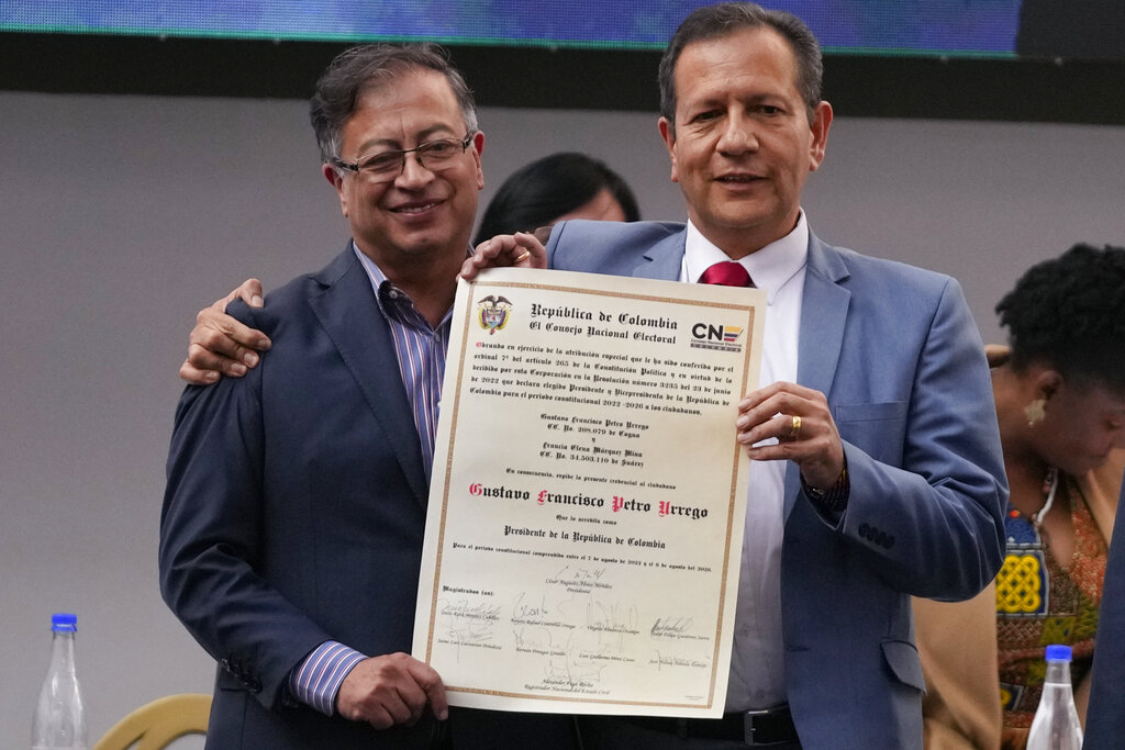 Gustavo Petro recibiendo su constancia de presidente electo de Colombia. (AP)