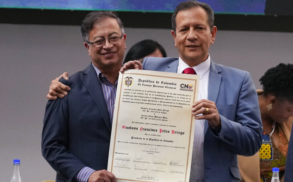 Gustavo Petro recibe constancia como presidente electo de Colombia - Grupo  Milenio