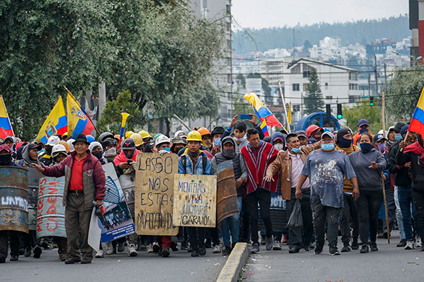 Quito continua en paro nacional, manifestantes indígenas exigen se realicen sus peticiones o buscara la caída del Gobierno.