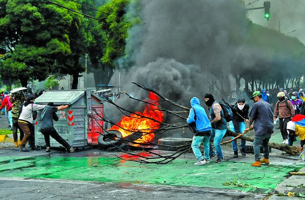 Quema de llantas y bloqueo de vías en el parque El Arbolito de la capital. AP
