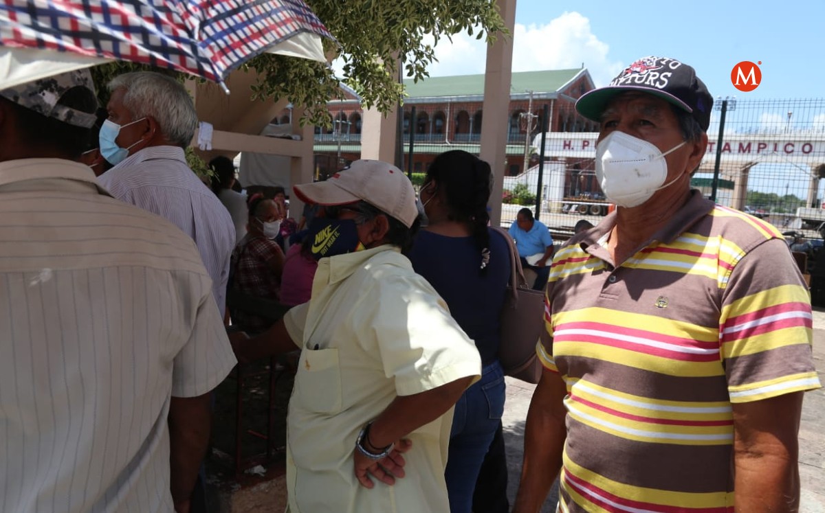 Hombre pide préstamo para recibir apoyo federal de pescador en Tampico. (Yazmín Sánchez)