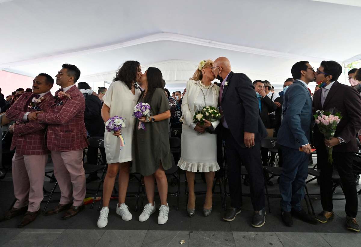 Las parejas se dieron un beso. (AFP)