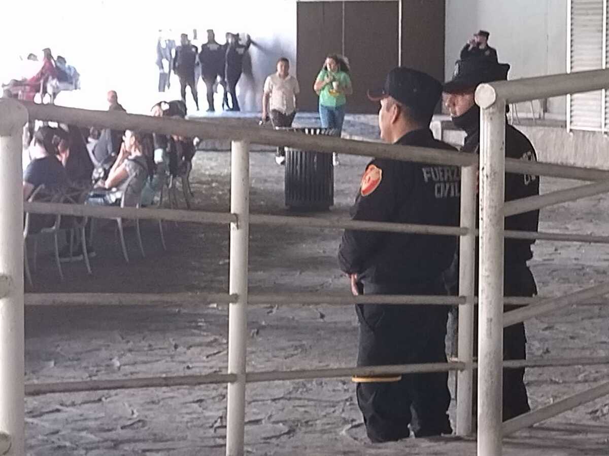 Ante llamado a baño masivo, "cuidan" más de 50 policías el paseo Santa Lucía