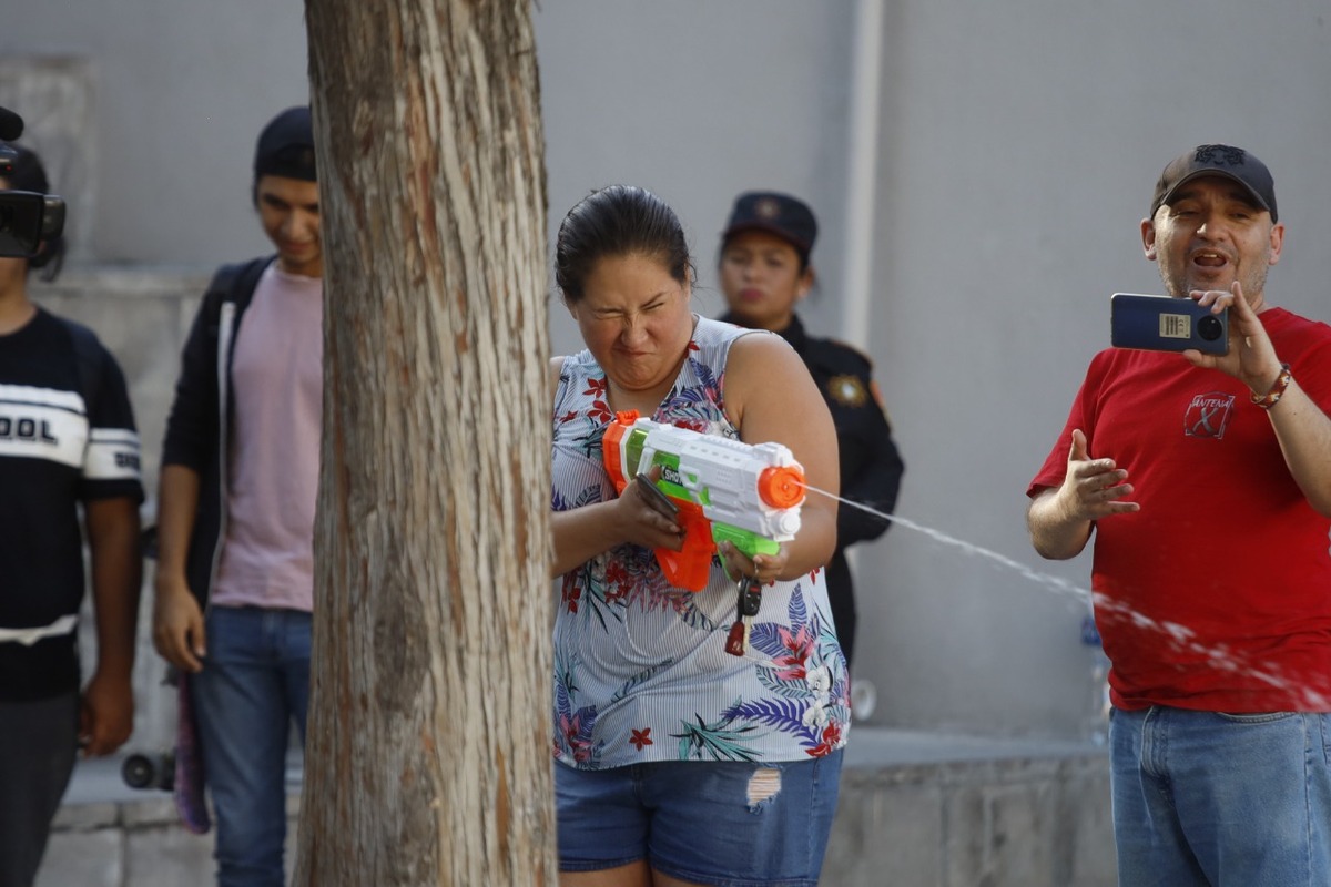 Pese a policías vigilando, se realiza baño masivo en Paseo Santa Lucía en NL