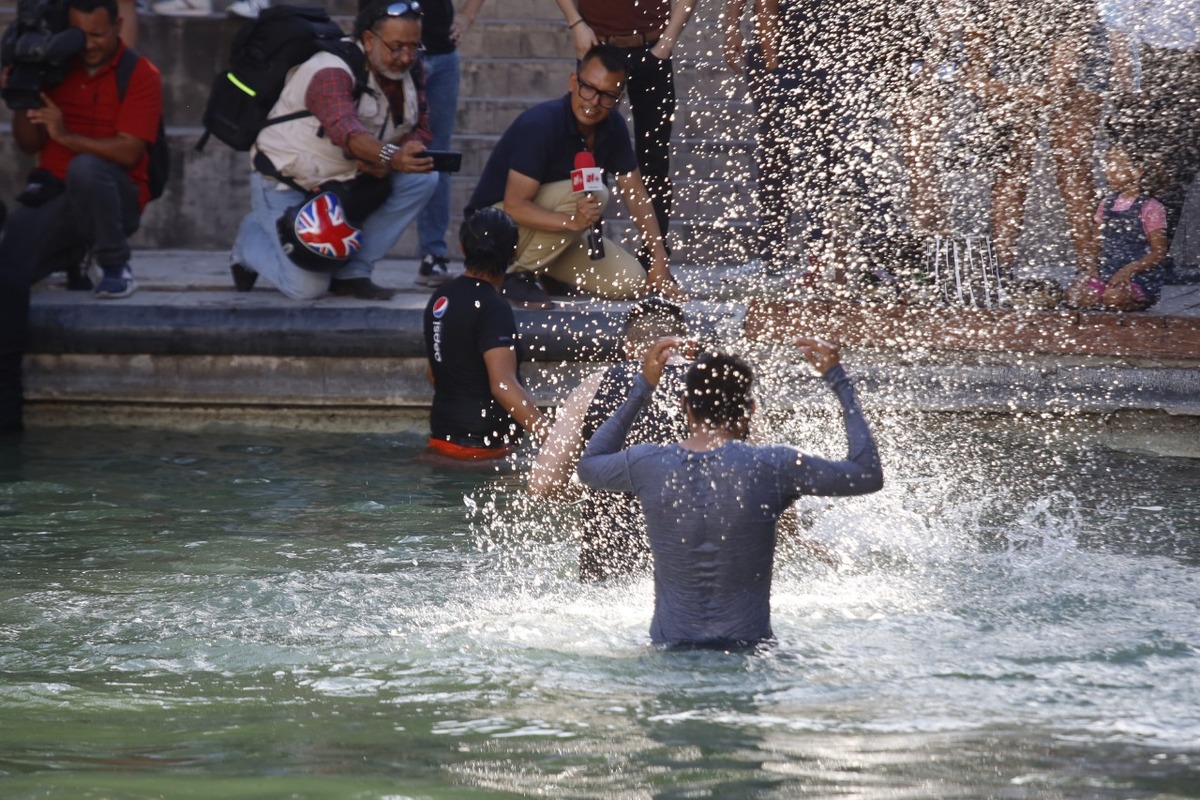 Pese a policías vigilando, se realiza baño masivo en Paseo Santa Lucía en NL