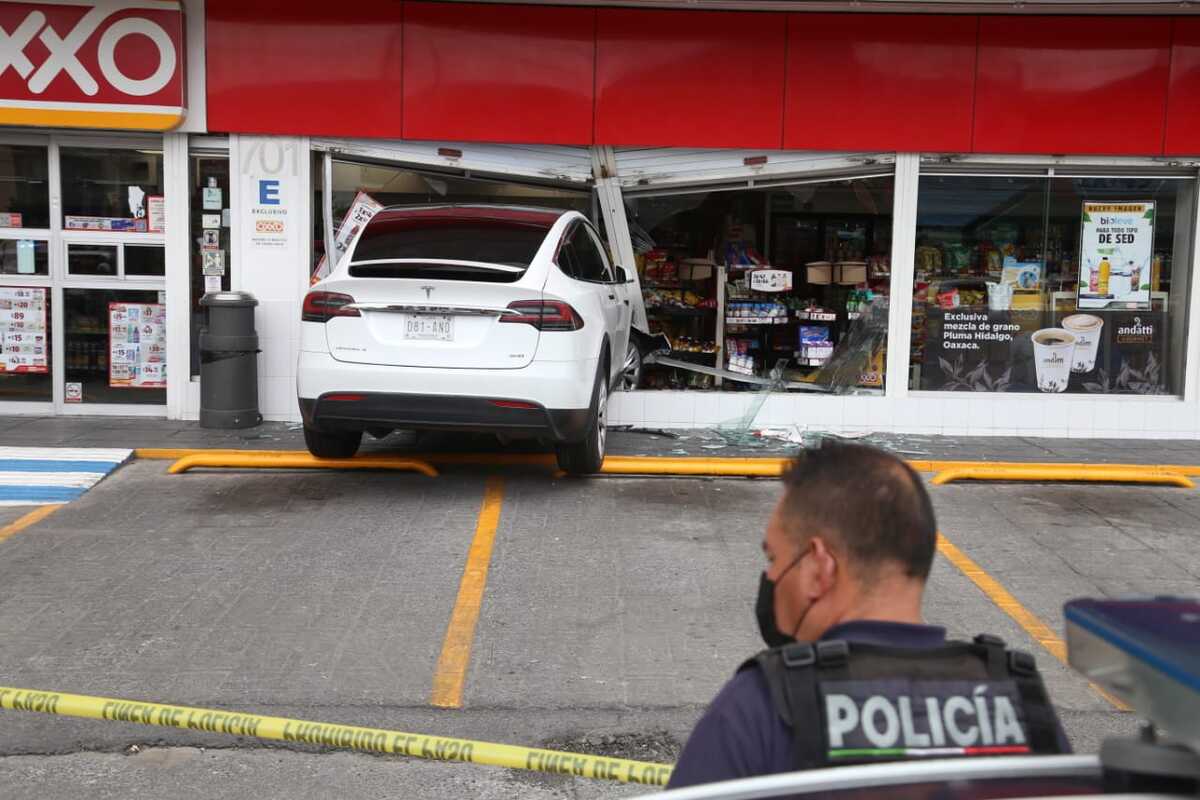 Tesla se impacta contra Oxxo en Pachuca. (Jorge Sánchez)