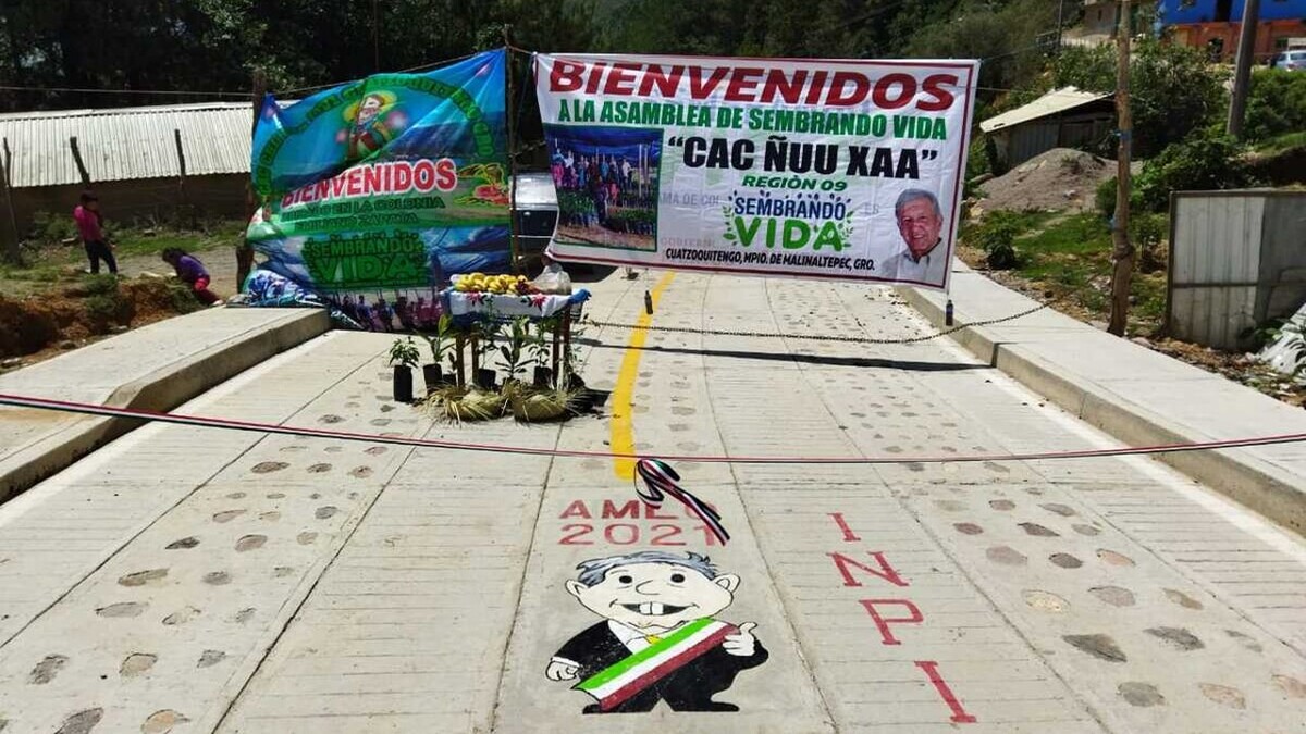 AMLO pide paciencia a familiares de desaparecidos; "se abrirán expedientes"