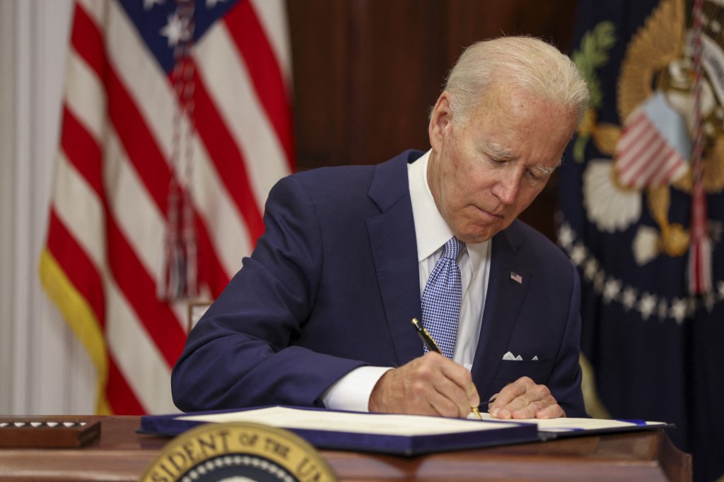 Biden firmó el proyecto de ley sobre control de armas más amplio desde 1993. | AFP