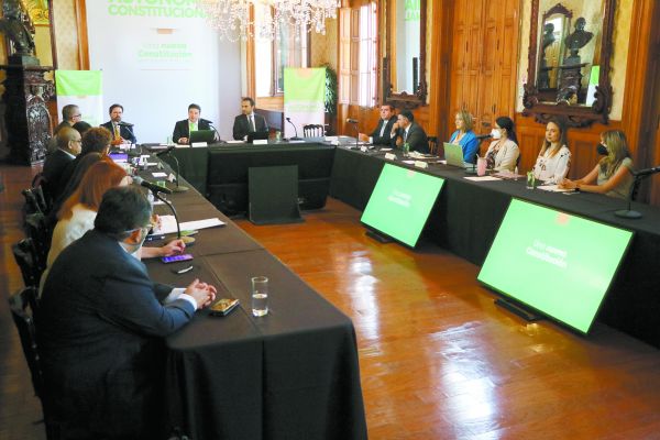 El gobernador tuvo una reunión con el equipo que supervisa los avances en los cambios a la Carta Magna. Leonel Rocha