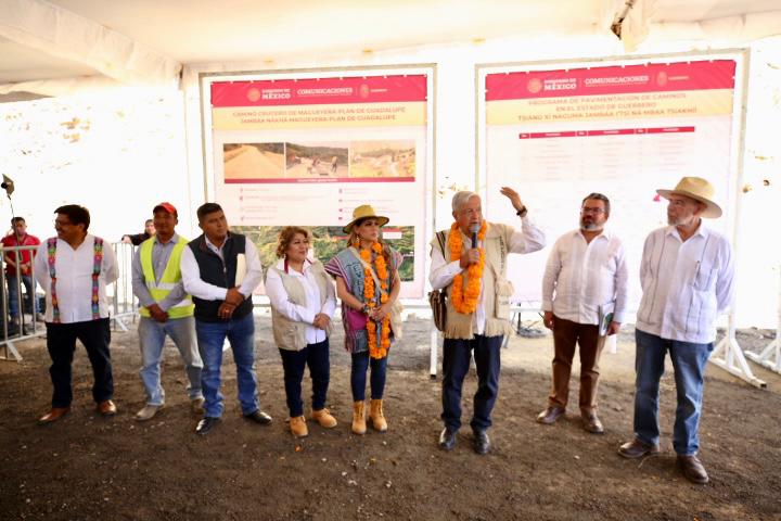 La gobernadora del estado Evelyn Salgado y el presidente de la república, Andrés Manuel López Obrador, en la supervisión. (Especial)