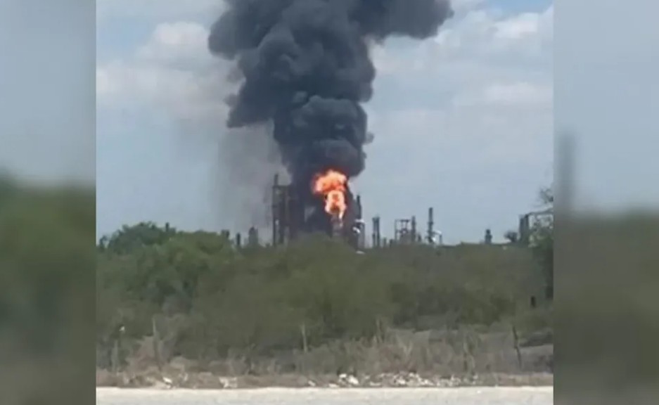Incendio en refinería de Cadereyta, Nuevo León. Foto: Especial.