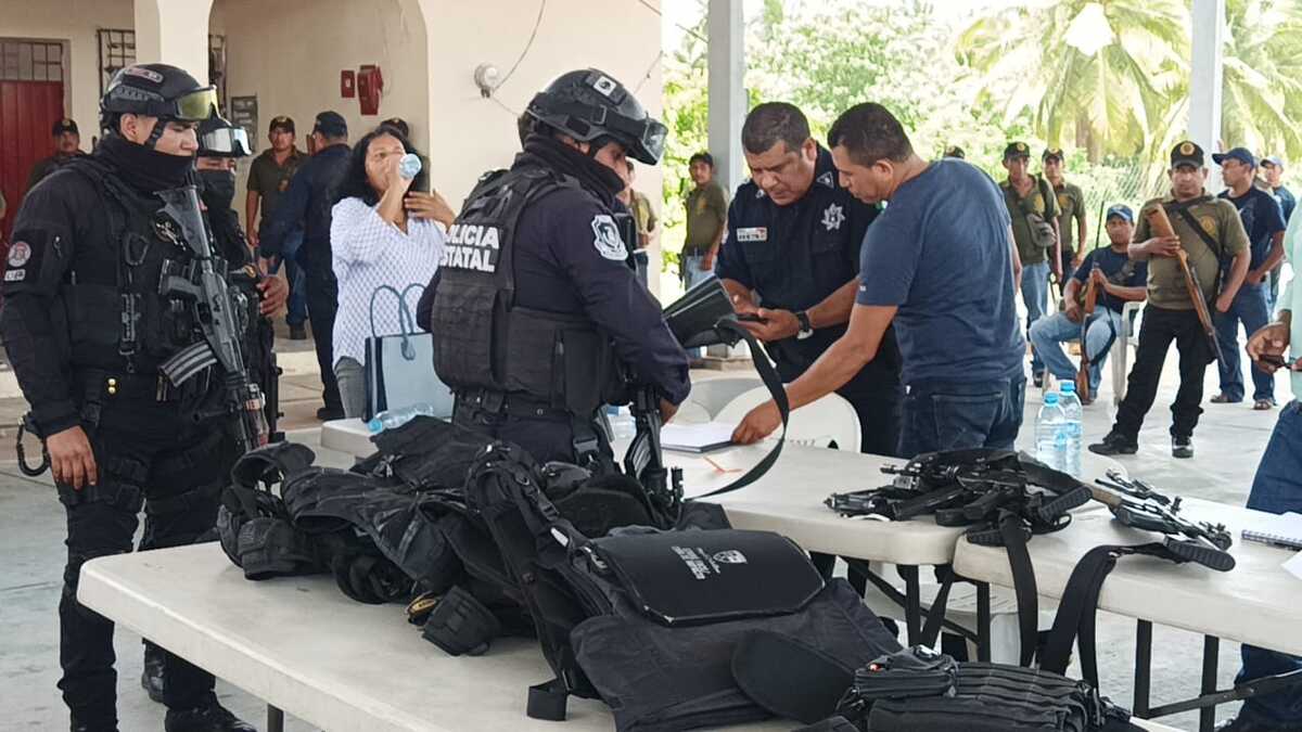 Los policías entregaron sus armas. (Javier Trujillo)