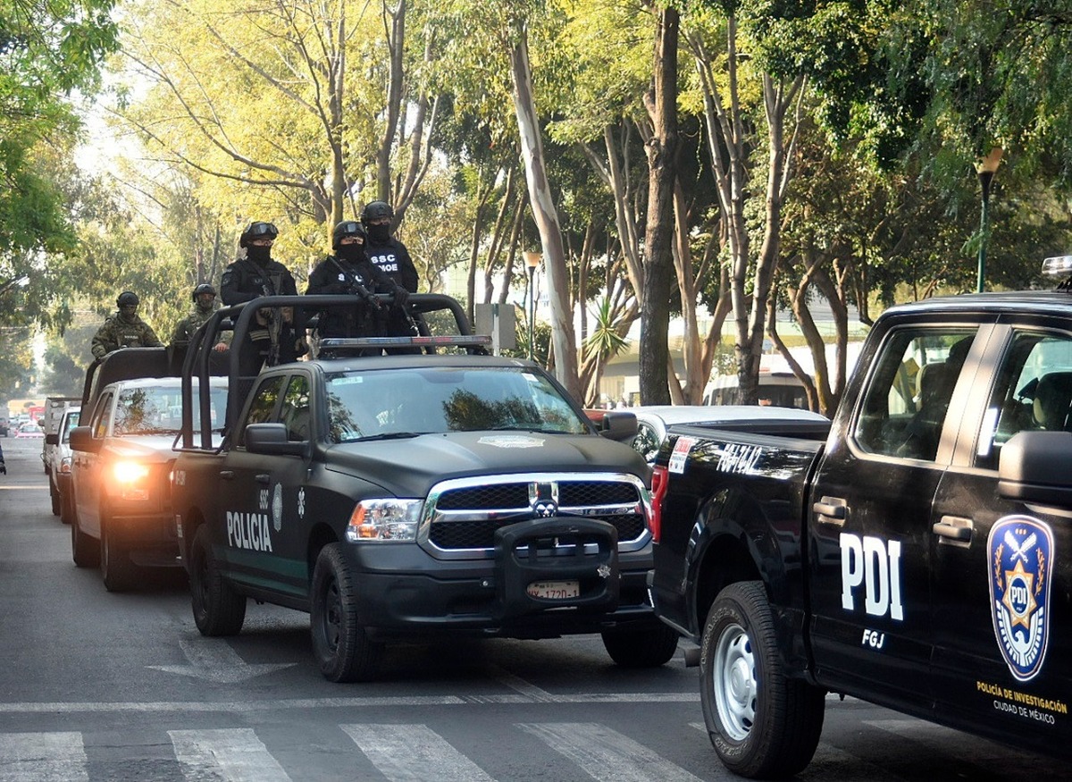 La policía custodia las calles para la seguridad de los ciudadanos. (EFE)