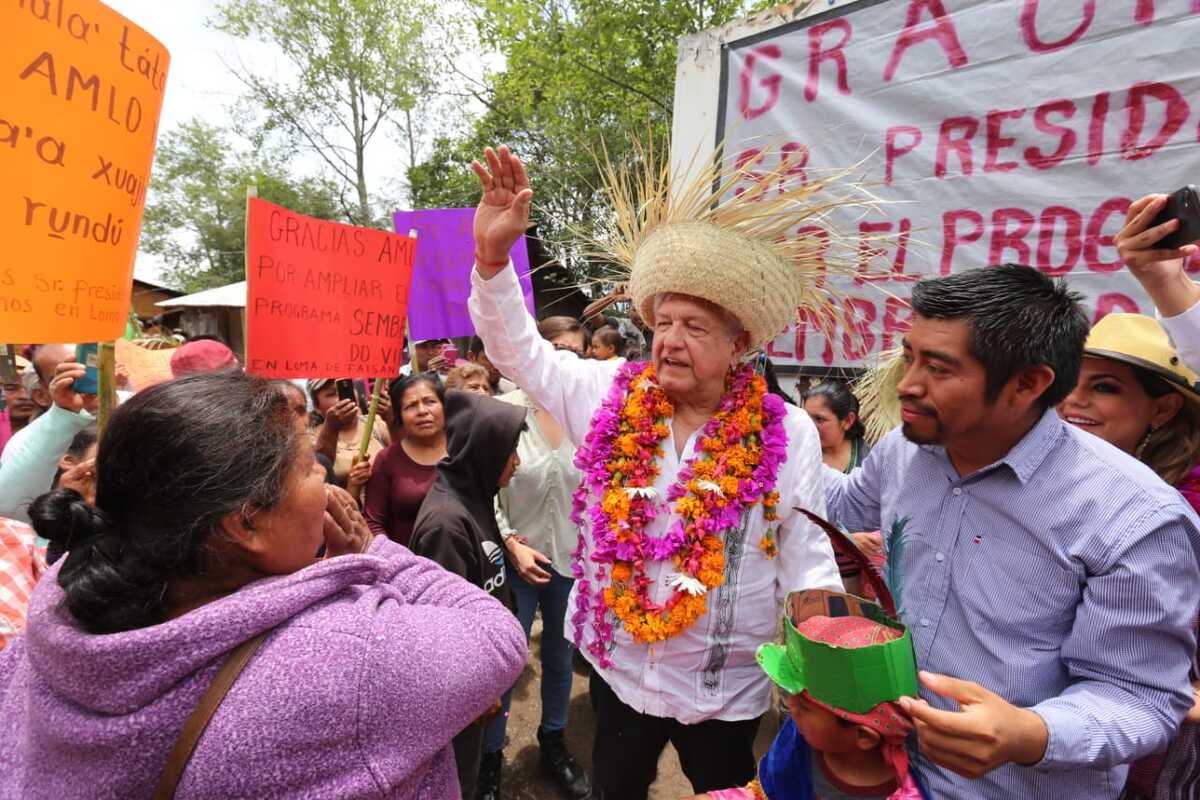 El presiente López Obrador ataviado con collares de flores y un sombrero de palma en Guerrero. (Javier Ríos)