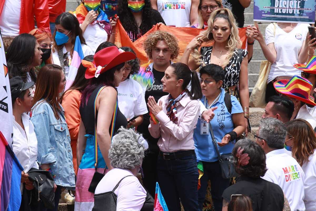 Sheinbaum asiste a marcha LGBT+ en CdMx; "acompañamos y atendemos sus causas", dice