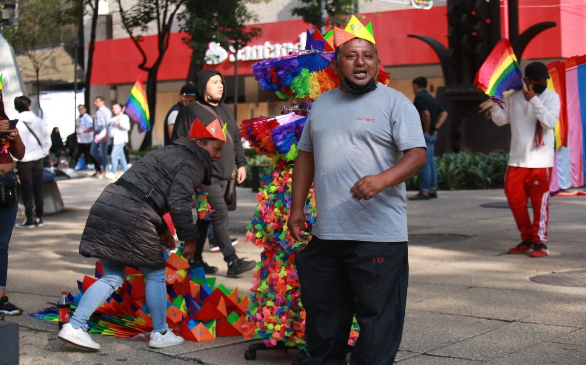 https://cdn.milenio.com/uploads/media/2022/06/25/vendedores-previo-salida-marcha-lgbtttiq.jpeg