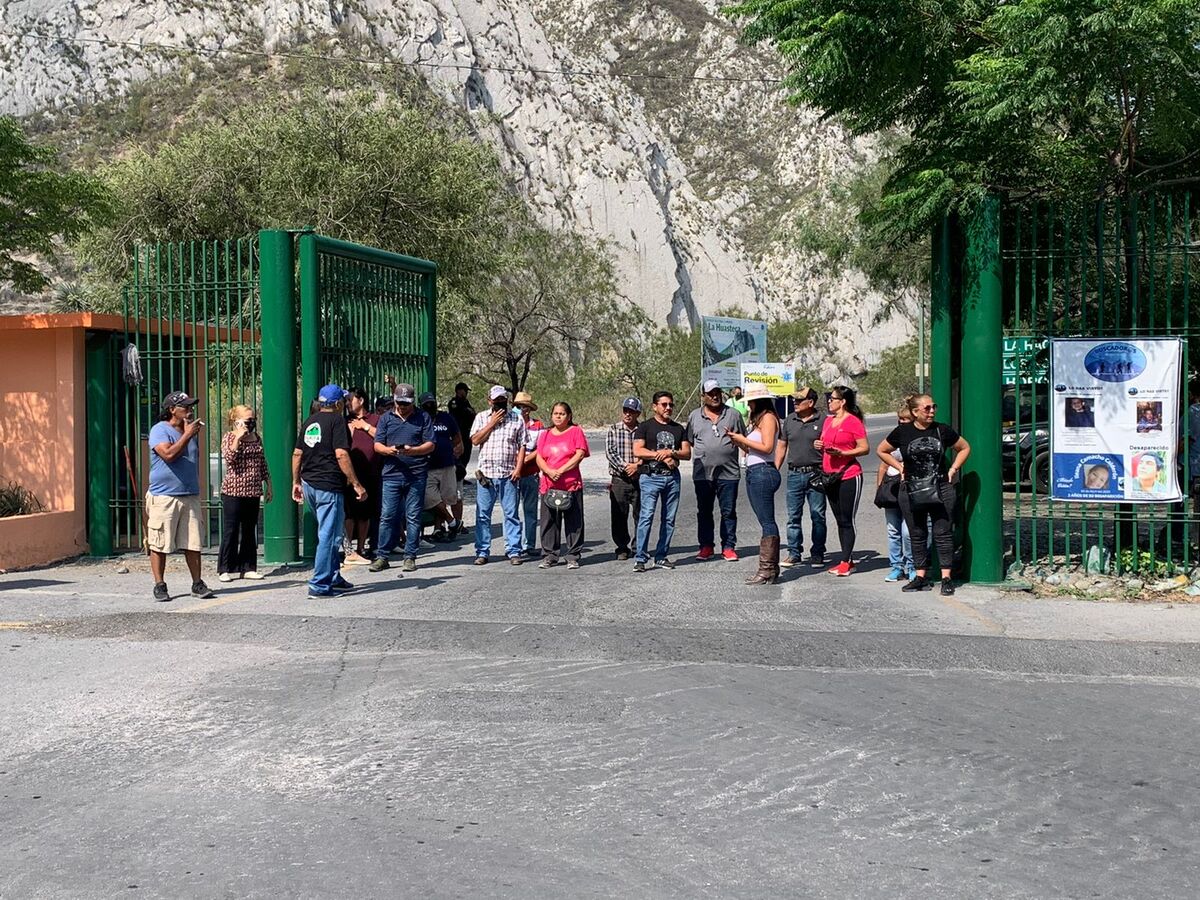 Al menos 30 ciudadanos se mantienen en la entrada principal, esto ante los reclamos de los paseantes. Foto: Pedro Delgado