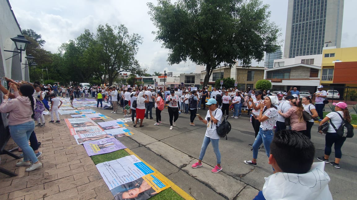 El contingente de 300 personas llegó a Casa Jalisco. (Juan Munguía)