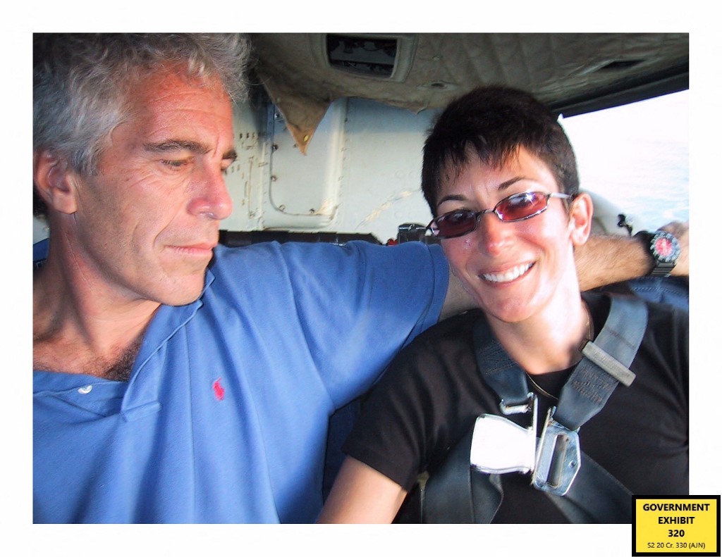 Ghislaine Maxwell enfrenta hasta 50 años de prisión por ser cómplice de la red de trata de personas de Jeffrey Epstein. (AFP / Archivo)