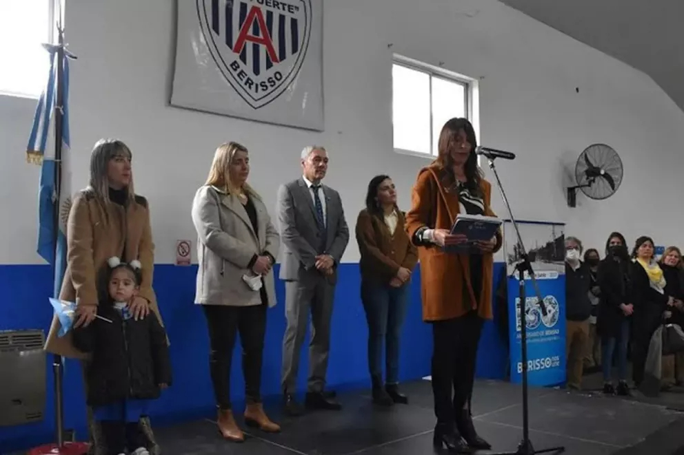 La profesora fue abucheada por los asistentes tras usar el "lenguaje inclusivo" | Captura