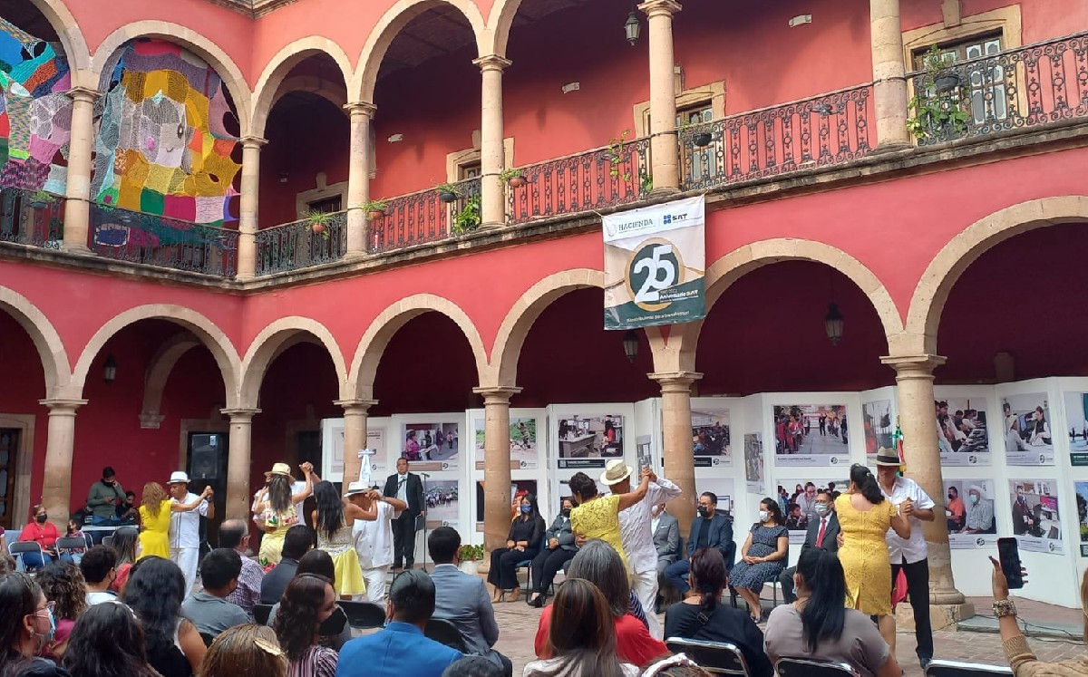 SAT celebra 25 aniversario con exposición fotográfica en Casa de la Cultura de León / Ana Ortigoza
