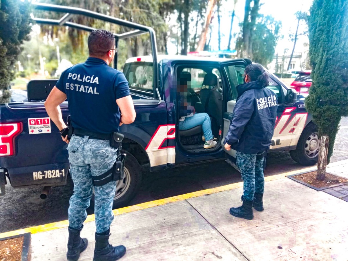 Agentes de la policía estatal trasladaron a la mujer y sus hijos a instalaciones del gobierno estatal en donde recibieron atención (Cortesía)
