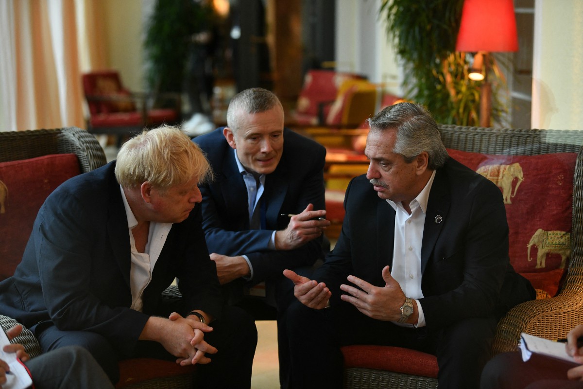 Alberto Fernández en reunión con Boris Johnson en la cumbre del G7. (Reuters)