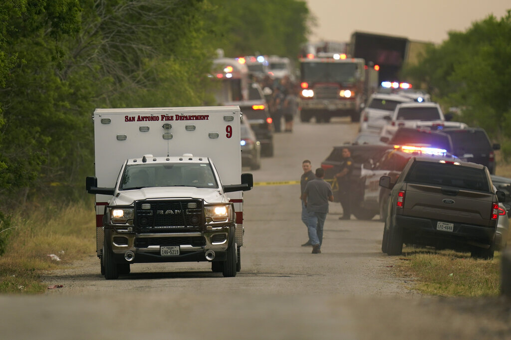 Una ambulancia sale del lugar donde la policía dijo que decenas de personas fueron encontradas muertas. (Foto: AP)