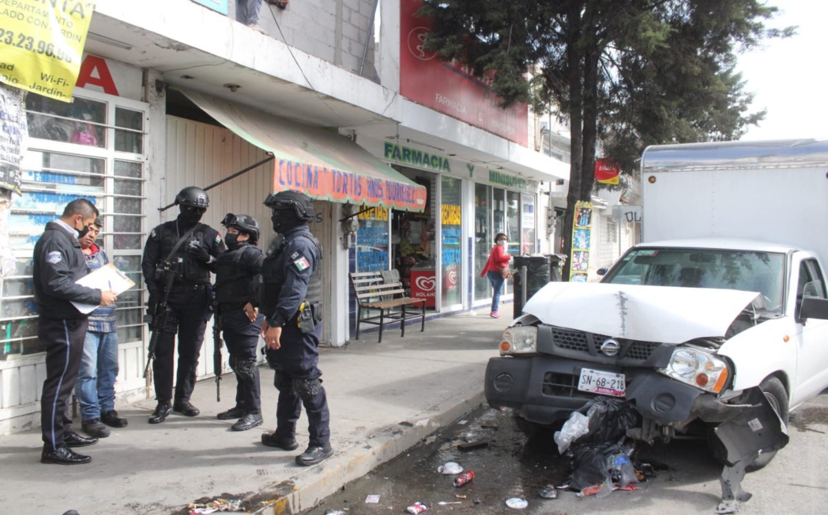 Conductor choca contra un poste y atropella a una persona en Xochimehuacan | Alfredo Fernández