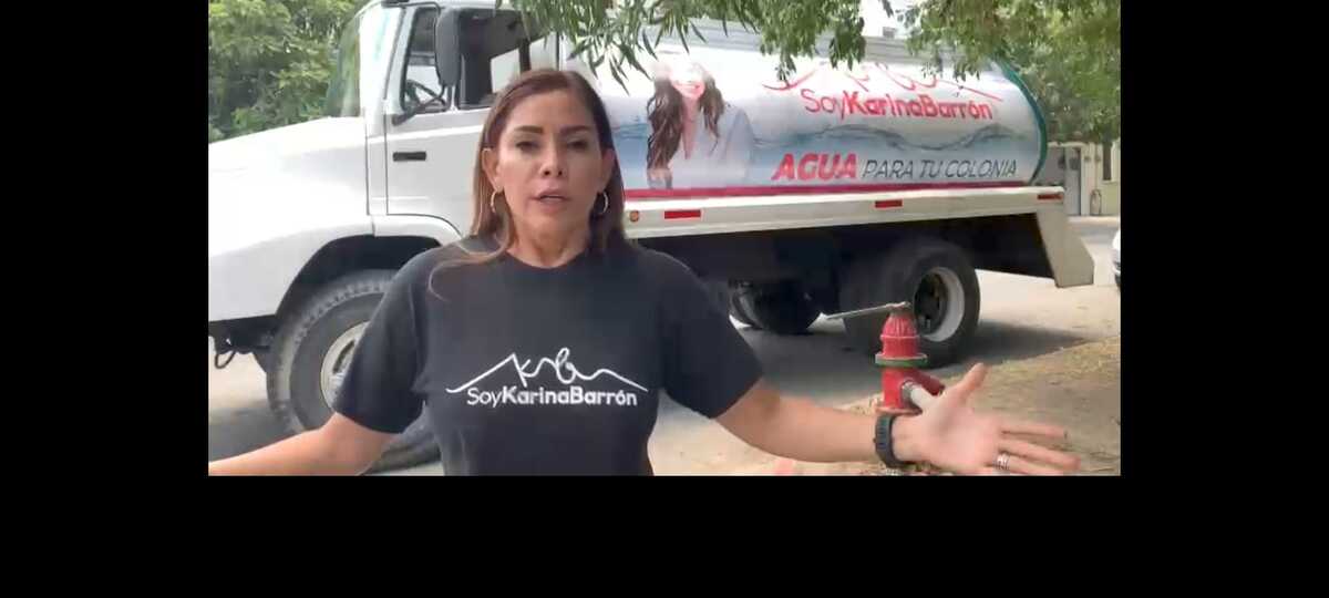 La diputada llegó conduciendo una pipa de agua hasta la Explanada del Palacio. Foto: Especial
