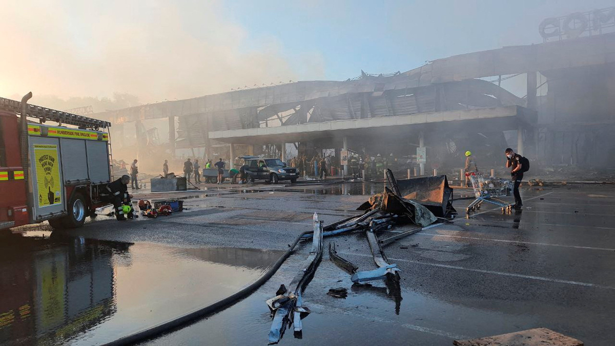El ataque dejó al menos 13 muertos, esto durante la tarde en Kremenchuk. (Reuters)
