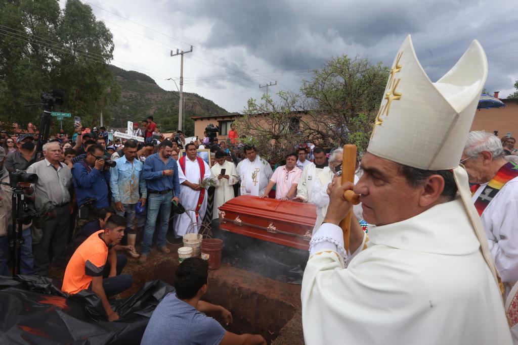 Entierro de los sacerdotes asesinados. (Foto: Jorge Carballo)