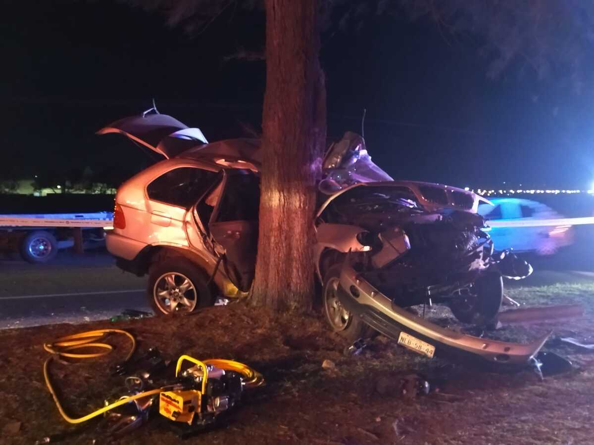 El hombre perdió el control por ir a exceso de velocidad y se estampo con un árbol. (Milenio)