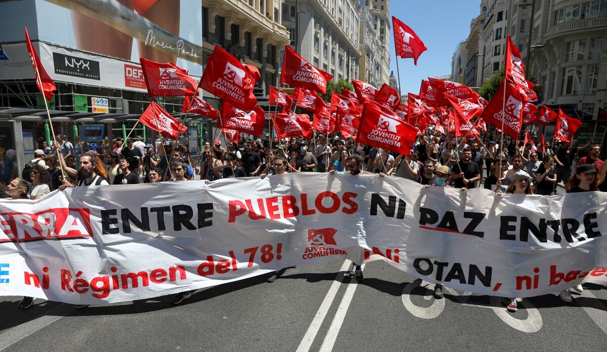 Manifestantes en la cumbre de la OTAN protestan frente a obra de Picasso | Reuters