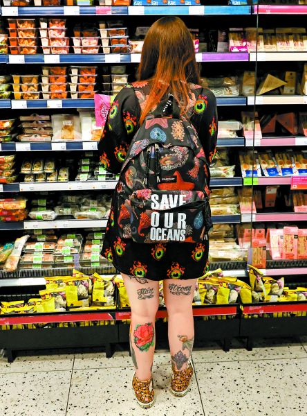 Una mujer mira alimentos en un supermercado en Londres. Kevin Coombs/Reuters