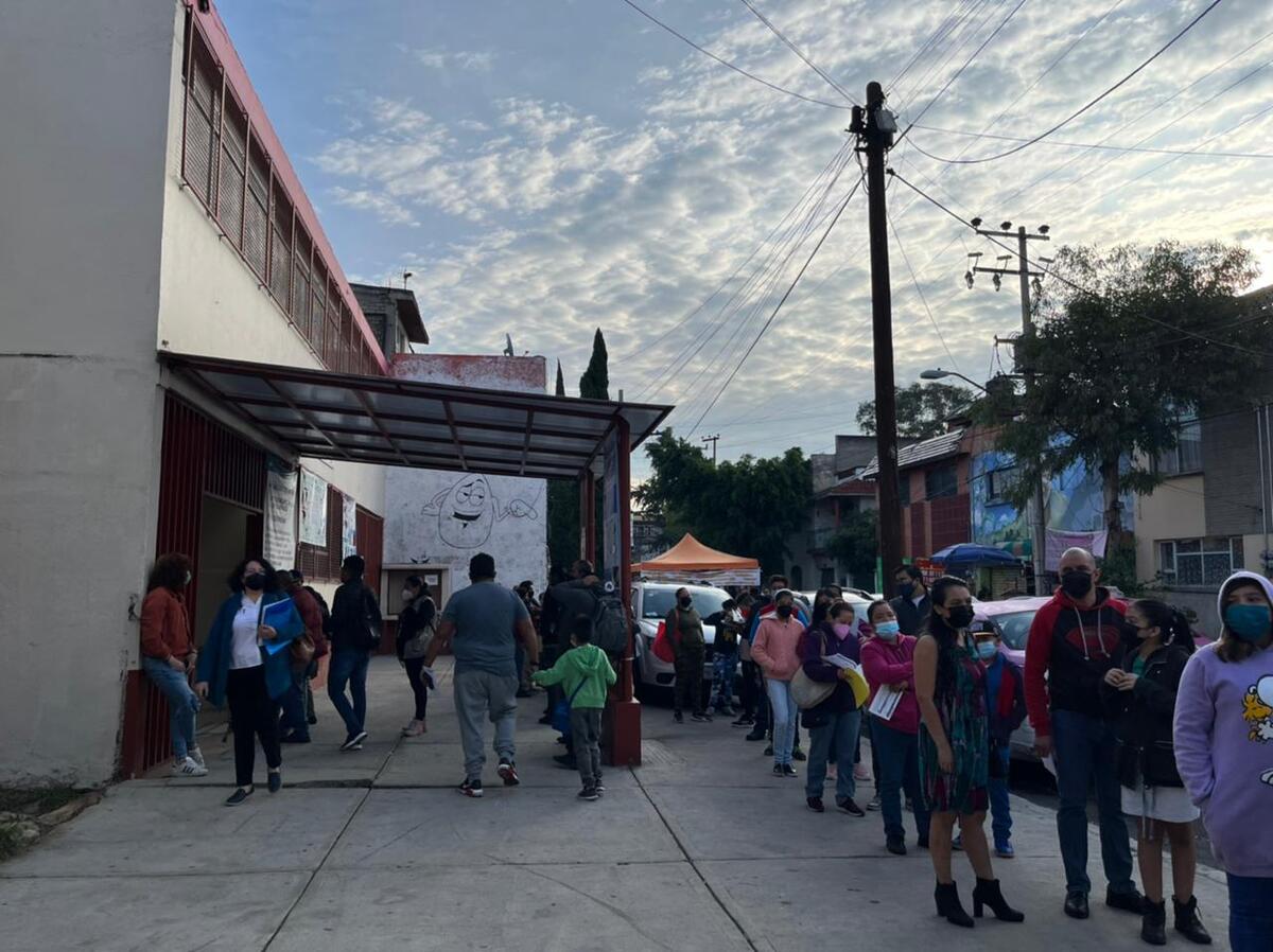 Con nervios, menores de la CDMX acuden a los centros de salud para recibir la vacuna contra Covid