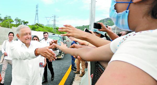El Presidente inauguró la primera etapa del libramiento poniente a Acapulco con simpatizantes. JAVIER RIOS