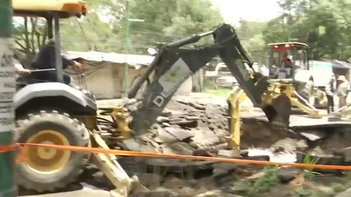 Reparan fuga de agua por ruptura de tubería en Iztapalapa